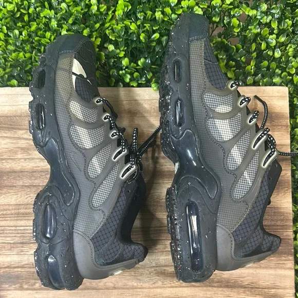 Nike Men's Black Athletic Shoes - Picture 11 of 16